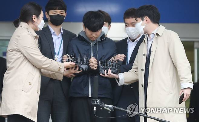 '박사방' 핵심공범 '부따' 검찰 송치 (서울=연합뉴스) 신준희 기자 = 텔레그램 '박사방'에서 운영자 조주빈을 도와 대화방 운영 및 관리에 관여한 공범 '부따' 강훈이 17일 오전 서울 종로경찰서에서 검찰로 송치되고 있다. hama@yna.co.kr
