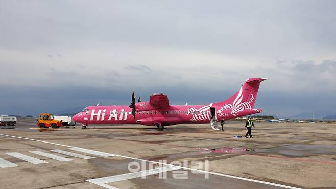12일 여수공항에서 이륙 준비 중인 하이에어 ATR 72-500(사진=이소현 기자)