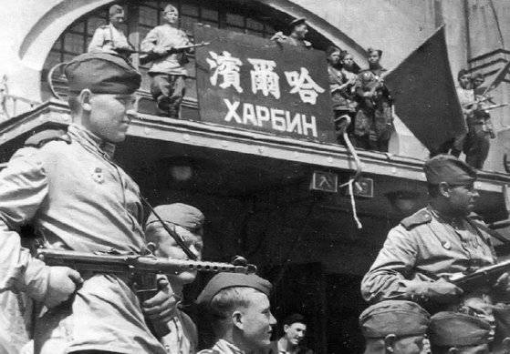 1945년 8월 종전 직전 만주 진공 당시 하얼빈 역을 점령한 소련군. 일본은 끝까지 소련이 중립을 지켜주기를 원했지만 결국 조약은 파기되었고 패망에 이르렀다. [사진 wikipedia]
