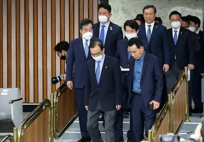 더불어민주당 이해찬, 이낙연 상임선대위원장과 이인영 원내대표 등이 4월 16일 국회에서 열린 대한민국미래준비선거대책위원회의에 참석하기 위해 회의실로 들어오고 있다. / 김영민 기자