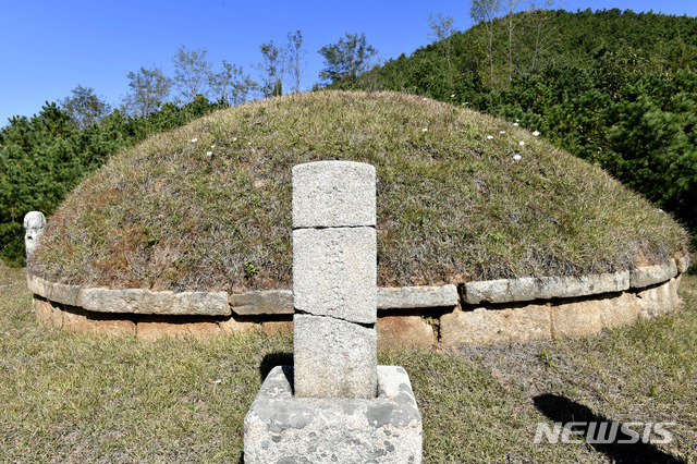 [서울=뉴시스] 고려 29대 충목왕의 무덤인 명릉의 정면에 조선 고종이 세운 능비는 세 조각으로 깨친 채 세워져 있다. (사진=평화경제연구소 제공) 2020.04.18. photo@newsis.com