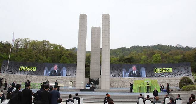 문재인 대통령이 19일 오전 서울 강북구 국립4.19민주묘지에서 열린 제60주년 4.19혁명 기념식에서 기념사를 하고 있다.(사진=연합뉴스)