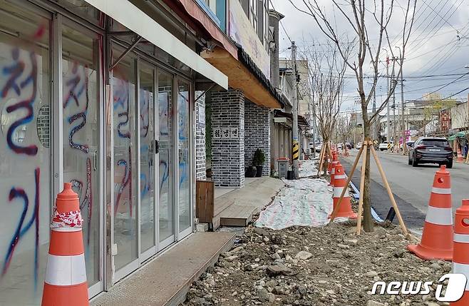 19일 전북 전주 성매매집결지인 선미촌의 한 성매매업소 유리문에 '철거'를 알리는 글자가 적혀 있다.2020.4.18/뉴스1 © News1 김춘상 기자