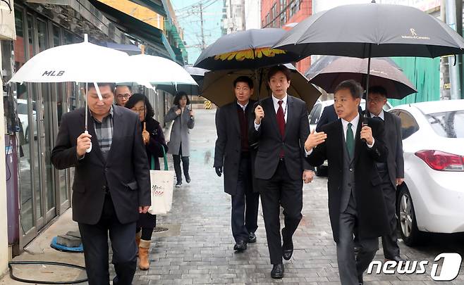 김승수 전주시장이 전주지검, 완산경찰서, 완산소방서, 전주세무서 관계자들과 함께 선미촌을 찾아 성매매 근절 방안을 얘기하고 있다. /뉴스1