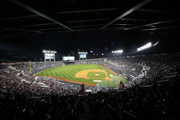 팬들이 우렁하게 응원가를 부르는 모습은 한국 프로야구의 진풍경이다. / 두산 베어스