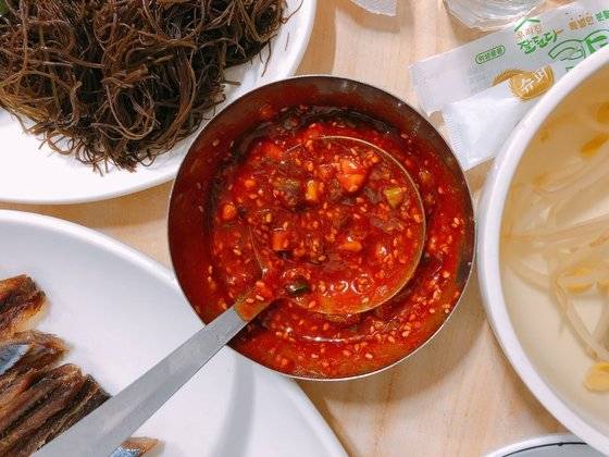'아재의 식당'에서 찾아간 충무로 '영덕회식당'의 인기 초장. 자꾸 생각나는 맛이라고 해서 먹방 블로거와 유튜버들 사이에선 '마약 초장'으로 불린다.