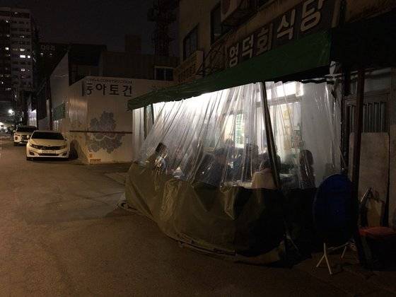 '아재의 식당'에서 찾아간 충무로 '영덕회식당'의 밤풍경.
