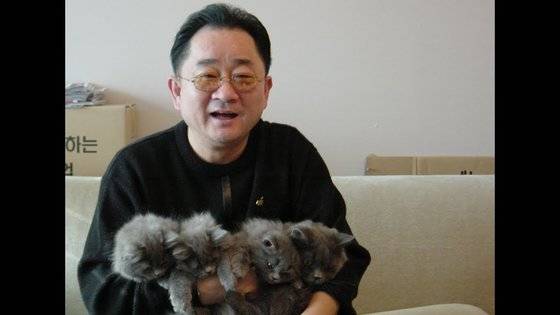 이홍렬이 엄마 풀벌을 떠나 보내고 남은 새끼 고양이들을 안고 있다. [사진 이홍렬TV]