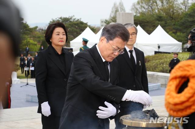 [서울=뉴시스]배훈식 기자 = 문재인 대통령이 19일 서울 강북구 국립4.19민주묘지에서 열린 제60주년 4.19혁명 기념식에 참석해 분향하고 있다. 2020.04.19.   dahora83@newsis.com