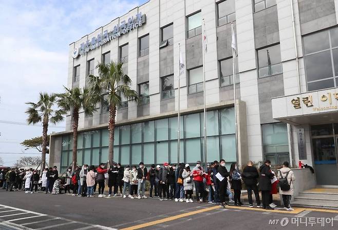 [제주=뉴시스]우장호 기자 = 신종 코로나바이러스 감염증(코로나19)이 확산 중인 3일 제주시 용담동 제주출입국·외국인청에 불법체류자 자진 출국 신고를 하려는 중국인들이 대기하고 있다. 2020.03.03.   woo1223@newsis.com