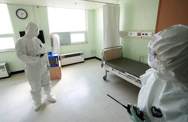 국군대구병원에서 의료진이 코로나19 환자가 떠난 빈 병실 상태를 점검하고 있다. [사진=연합뉴스]