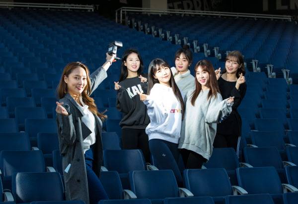 지난 13일 창원NC파크 1루쪽 관중석에서 NC다이노스 응원단 '랠리 다이노스' 치어리더팀이 포즈를 취하는 모습. 장세정 치어리더팀장, 황별님, 박혜린, 김하나, 나혜인, 이주희 치어리더(사진 왼쪽부터 시계방향)./김동환 기자