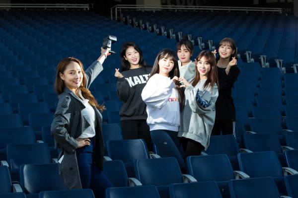 지난 13일 창원NC파크 1루쪽 관중석에서 NC다이노스 응원단 '랠리 다이노스' 치어리더팀이 포즈를 취하는 모습. 장세정 치어리더팀장, 황별님, 박혜린, 김하나, 나혜인, 이주희 치어리더(사진 왼쪽부터 시계방향)./김동환 기자