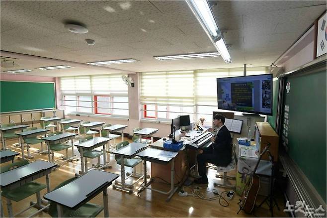 지난 16일 오전 서울 서초구 신동초등학교에서 6학년 한 담임 선생님이 온라인 원격수업을 진행하고 있다. (사진=이한형 기자/자료사진)