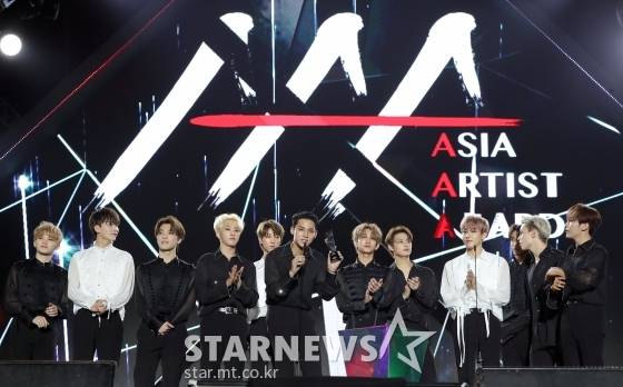 그룹 세븐틴이 지난해 11월 베트남 하노이 미딩 국립경기장에서 스타뉴스 주최로 열린 '2019 아시아 아티스트 어워즈 인 베트남(2019 Asia Artist Awards in Vietnam)'에서 올해의 앨범상 수상 후 소감을 말하고 있다. / 사진=하노이(베트남)=이기범 기자 leekb@