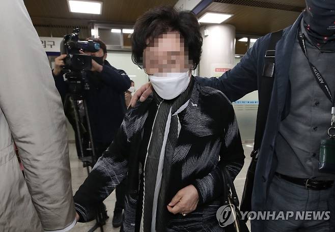 법정 나서는 조국 전 법무부 장관 모친 (서울=연합뉴스) 임헌정 기자 = 조국 전 법무부 장관의 어머니인 박정숙 웅동학원 이사장이 20일 서울 서초구 서울중앙지법에서 열린 조 전 장관 동생 조권 씨의 '웅동학원 채용비리' 관련 속행 공판에 증인으로 출석한 뒤 법정을 나서고 있다.  kane@yna.co.kr