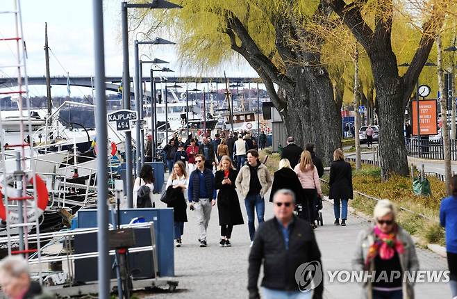 19일(현지시간) 스웨덴 스톡홀름에서 주민들이 산책하고 있다. [AFP=연합뉴스]
