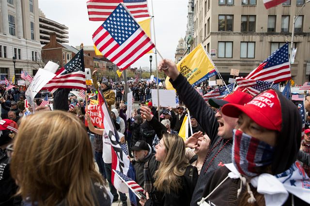미국 펜실베니아주 해리스버그에서 20일 코로나19확산 방지를 위한 자택 대피명령 반대 시위가 열리고 있다. 해리스버그=로이터 연합뉴스