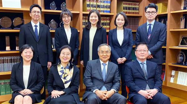 법무법인 광장(대표변호사 안용석) 헬스케어팀은 헬스케어 전문가들이 모인 팀으로 평가 받고 있다. 아랫줄 왼쪽부터 신재영, 박금낭 변호사, 손건익 고문, 변영식 전문위원. 윗줄 왼쪽부터 김성주 전문위원, 유지현, 오수연, 송현아, 방승일 변호사. [사진 제공 = 법무법인 광장]