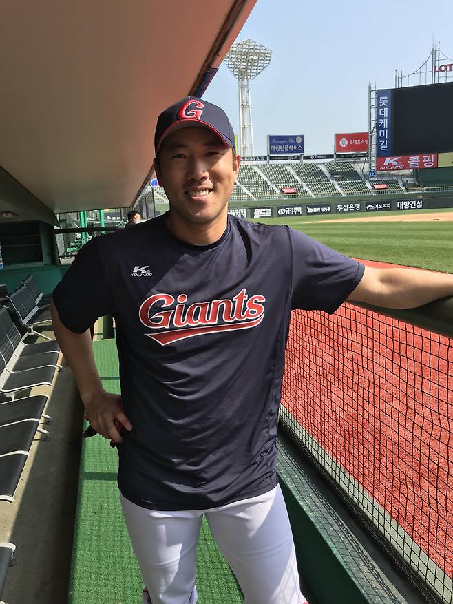 롯데 전준우가 20일 훈련을 마치고 인터뷰를 하고 있다. 사직 | 김하진 기자