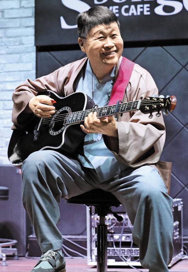 지난달 27일 경기 하남시 미사리 라이브카페 '쏭아'에서 기타를 치며 '담배 가게 아가씨'를 부르고 있는 가수 송창식. 그는 이 노랫말을 매부가 들려준 명동 와이셔츠 아가씨 이야기에서 영감을 받아 썼다고 했다. /남강호 기자