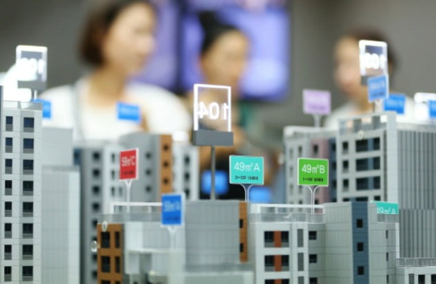 지난달 2·20 부동산 대책 발표에 이어 코로나 확산으로 분양 물량이 크게 줄면서 도우미 등 분양 업계 종사자들의 일자리가 사라졌다. /연합뉴스