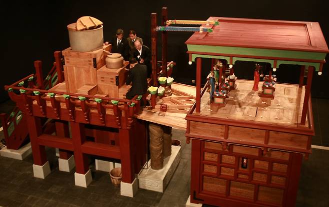 2007년 복원한 자격루. 자격루는 동아시아의 유압식 물시계와 아라비아식 자격장치를 조합시켜 스스로(自) 시간을 알려주는(擊) 최첨단 물시계(漏)다. 물시계(아날로그)의 물 흐름을 일정하게 유지하고 다시 일정한 시차로 구슬과 인형을 건드려 자격장치(디지털)을 작동하도록 설계됐다.|국립고궁박물관 소장