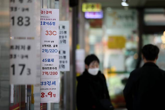 지난 20일 서울의 한 공인중개사 사무소 입구에 아파트 급매물 안내문이 빼곡히 붙어 있다. 지난 총선에서 여당이 압승한 이후 정부가 종합부동산세법과 소득세법 개정을 서두를 거라는 전망에 무게가 실리고 있다. 연합뉴스