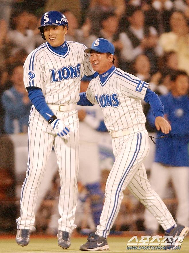 2003년 10월 2일 대구에서 열린 삼성과 롯데의 경기에서 이승엽이 56호 홈런으로 아시아 신기록을 달성하며 류중일 3루 코치와 즐거워하고 있다.
