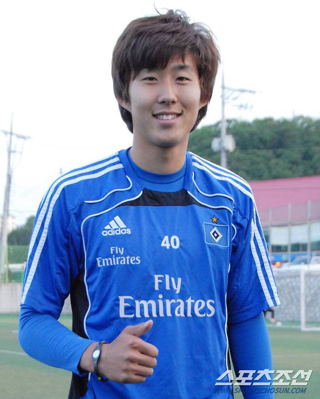 2010~2011시즌을 마치고 귀국한 손흥민이 춘천에서 훈련 도중 포즈를 취하고 있다.