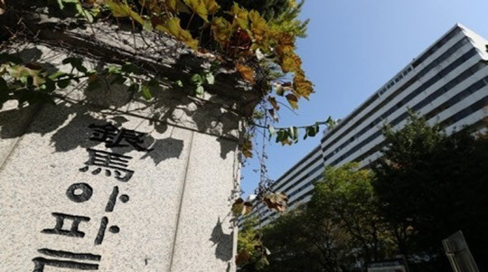 은마아파트 집주인들이 총선 이후 양도세·보유세 회피용 매물의 가격을 더 낮춰 급매물로 내놓고 있다, 사진은 은마아파트 전경.<연합뉴스>