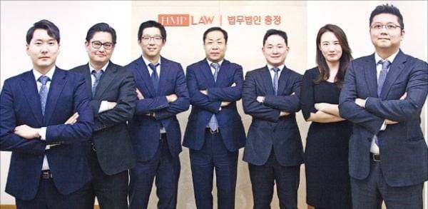 왼쪽부터 고민석, 정진혁, 이세연, 백영기, 김한솔, 김민지, 석지윤 변호사.  충정 제공