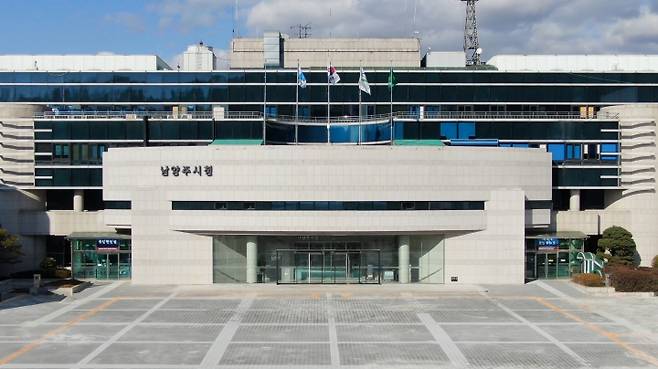 남양주시(시장 조광한)가 코로나19 사태 이후 휴원 장기화에 따른 출석 아동 감소로 원비 징수와 보육교직원 급여지급 등 운영에 어려움을 겪고 있는 어린이집에 긴급 재난기금 12억4500만원을 투입한다고 23일 밝혔다. 사진은 남양주시청. / 사진제공=남양주시