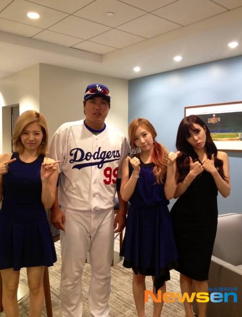 2013년 7월, ‘하이킥 시구’ 써니 / 사진=SM엔터테인먼트

LA 다저스와 신시내티가 격돌한 다저스타디움 시구자로 나선 소녀시대 써니. 힘찬 와인드업으로 포수로 나선 류현진에게 공을 던지며 소녀시대 패대기 시구의 징크스를 깼다. 짝짝짝~
함께 다저스를 찾은 티파니는 유창한 영어로 미국 국가를 불렀고 태연은 애국가를 제창해 박수를 받았다.