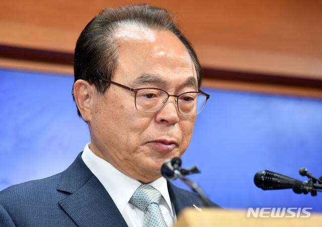 [부산=뉴시스] 하경민 기자 = 오거돈 부산시장이 23일 오전 부산 연제구 부산시청 9층 기자회견장에서 사퇴 기자회견을 하고 있다. 2020.04.23.  yulnetphoto@newsis.com