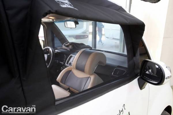 동반석 창문에 적용된 방충망, 빗물 및 그늘 차양막