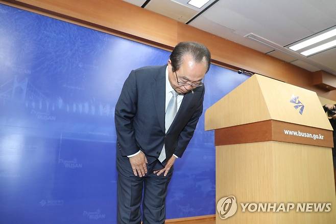 오거돈 부산시장 '부적절한 신체접촉'으로 전격 사퇴 (부산=연합뉴스) 손형주 기자 = 오거돈 부산시장이 전격 23일 오전 부산시청에서 열린 사퇴 기자회견에서 고개 숙여 인사하고 있다. handbrother@yna.co.kr