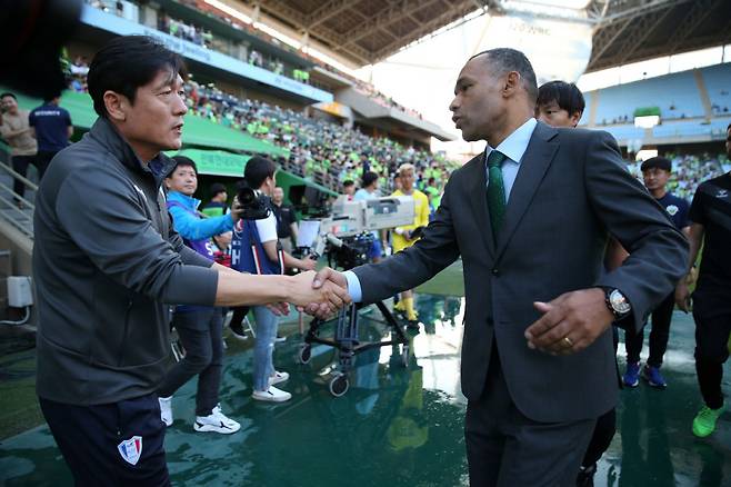 이임생 감독과 모라이스 감독   사진제공=프로축구연맹