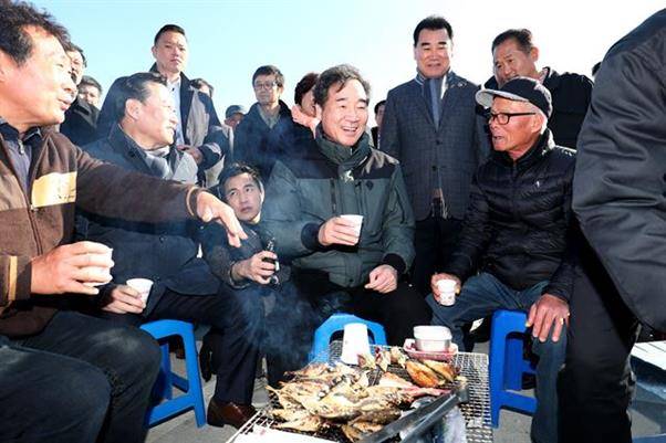 이낙연 전 국무총리가 2019년 12월 태풍 ‘미탁’ 피해지역인 강원 삼척 신남마을을 찾아 주민들과 막걸리잔을 기울이고 있다. 연합뉴스