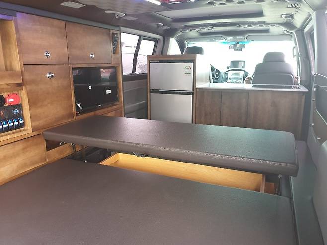 12인승 승합차를 캠핑카로 개조한 차량. 침상과 탁자, 냉장고, TV 등이 있다. [강갑생 기자]