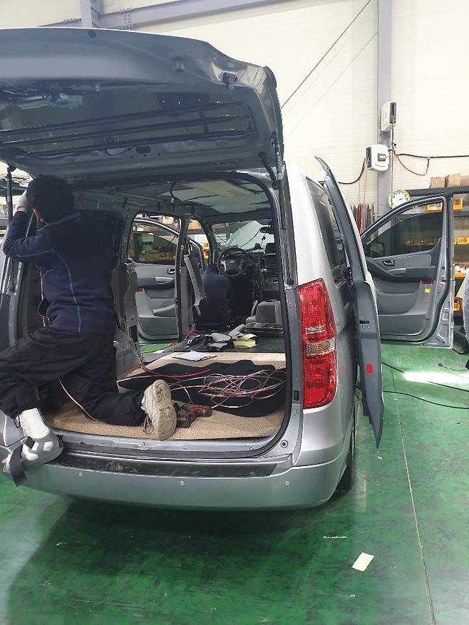 승합차의 뒷좌석 공간을 캠핑카로 개조하는 작업이 진행 중이다. [강갑생 기자]