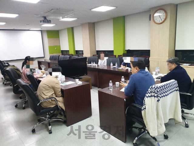 수도권의 한 경찰서 상담실에서 절도사건 관련 가해자와 피해자가 회복적 경찰활동에 따라 한자리에 모여 대화모임을 진행하고 있다./사진제공=경찰청