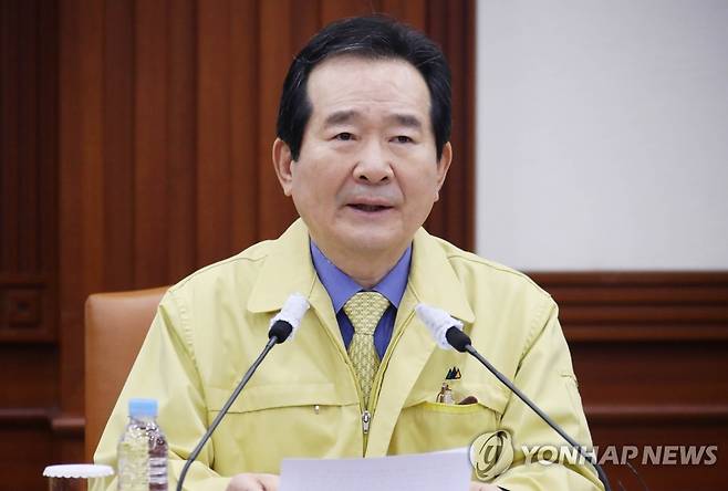 중대본 회의서 발언하는 정세균 총리 (서울=연합뉴스) 김승두 기자 = 정세균 국무총리가 24일 오전 정부서울청사에서 열린 코로나19 대응 중앙재난안전대책본부 회의에서 발언하고 있다. kimsdoo@yna.co.kr