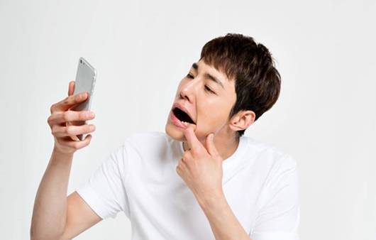 사랑니가 나는지 확인하는 남자