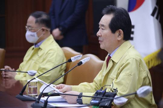 정세균 국무총리가 25일 오전 정부서울청사에서 열린 코로나19 대응 중앙재난안전대책본부 회의를 주재하며 발언하고 있다. 연합뉴스