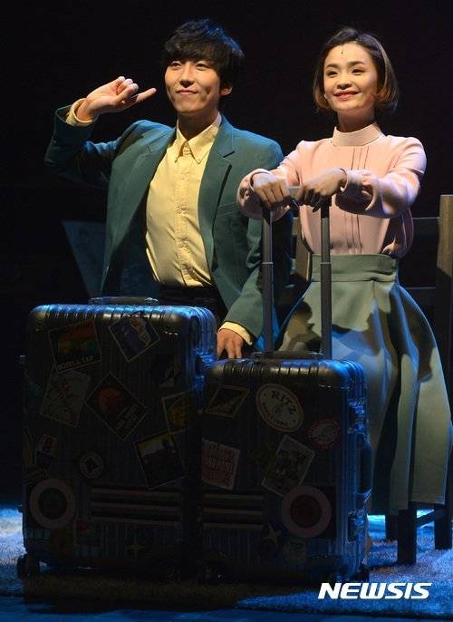 뮤지컬 ‘어쩌면 해피엔딩’에서 로봇 클레어 역을 맡은 전미도. [뉴시스]