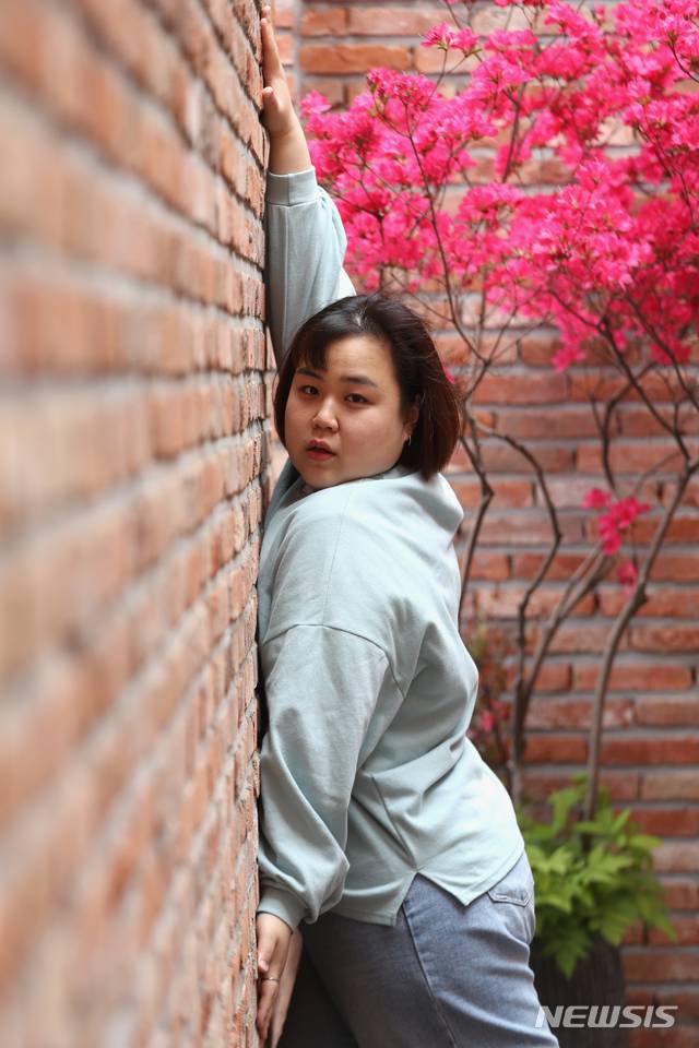 [서울=뉴시스] 이윤청 기자 = 개그우먼 출신 유튜버 김주연씨(일주어터)가 지난 22일 서울 마포구 서교동에 위치한 한 카페에서 뉴시스와 인터뷰하기 앞서 포즈를 취하고 있다. 2020.04.25. radiohead@newsis.com