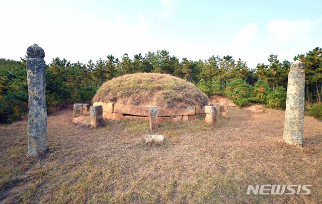 [서울=뉴시스] 개성시 오산리에 있는 고려 30대 충정왕(忠定王)의 무덤인 총릉(聰陵)의 봉분과 주변에 있는 난간석, 망주석. 조선 고종 때 세운 능비는 사려졌다. (사진=평화경제연구소 제공) 2020.04.25. photo@newsis.com