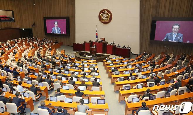 정세균 국무총리가 20일 오후 서울 여의도 국회 본회의장에서 열린 제377회 국회(임시회) 제1차 본희의에서 코로나19 사태 긴급재난지원금 지급을 위한 추가경정예산안 편성과 관련해 시정연설을 하고 있다. 2020.4.20/뉴스1 © News1 임세영 기자