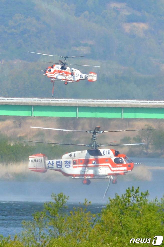 산림청 산불진화헬기가 26일 경북 안동시 풍천면에서 발생한 산불을 진화하기 위해 담수를 하고 있다. 2020.4.26/뉴스1 © News1 최창호 기자